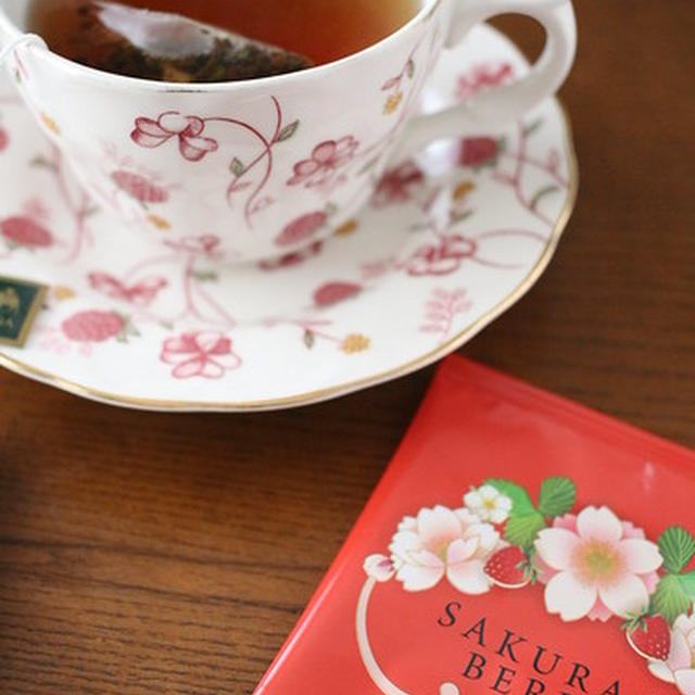 桜の紅茶とガーリーなスイーツ