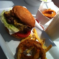 ちょっと贅沢なプレミアムバーガー☆Burger Lounge