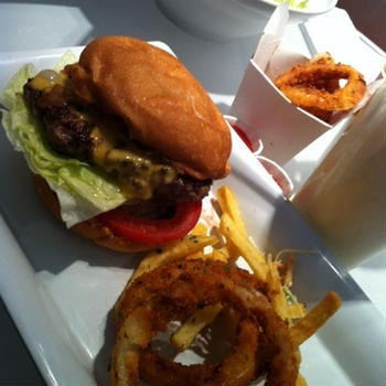 ちょっと贅沢なプレミアムバーガー☆Burger Lounge