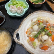 天津飯風あんかけご飯、味の素の焼売、タタキきゅうり、豆腐と薄揚げのお味噌汁
