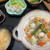 天津飯風あんかけご飯、味の素の焼売、タタキきゅうり、豆腐と薄揚げのお味噌汁