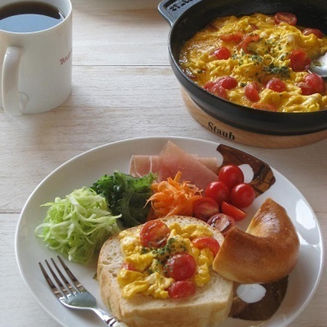 ストウブで♪ トマトのスクランブルエッグのワンプレート