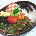 ベーコン入りチンジャオロース弁当。念願のだし乗せご飯