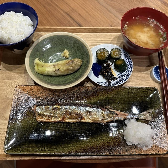 【献立】秋刀魚の塩焼き、焼き茄子、きゅうりのニンニク醤油漬け、昆布の佃煮、豆腐のお味噌汁