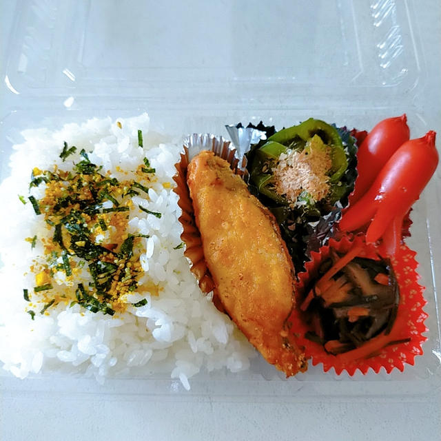 【カレイの唐揚げ】【ピーマンの甘辛炒め】　７月２９日(金)のお弁当