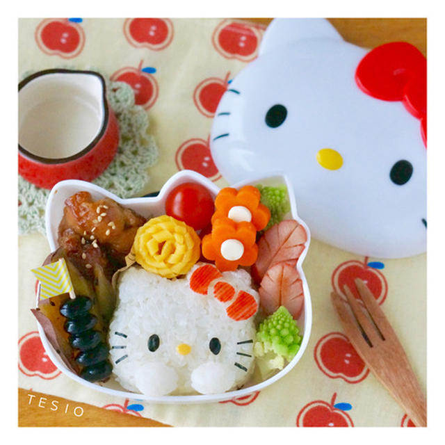 キティちゃんのおにぎり型&お弁当箱で♪Wキティ弁当