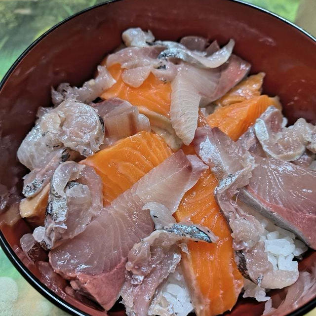 海鮮丼とスナッフルズチーズオムレット