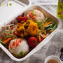 昨日のお弁当（鮭と枝豆のおにぎり）と、ワンプレートランチ（ホットドック）