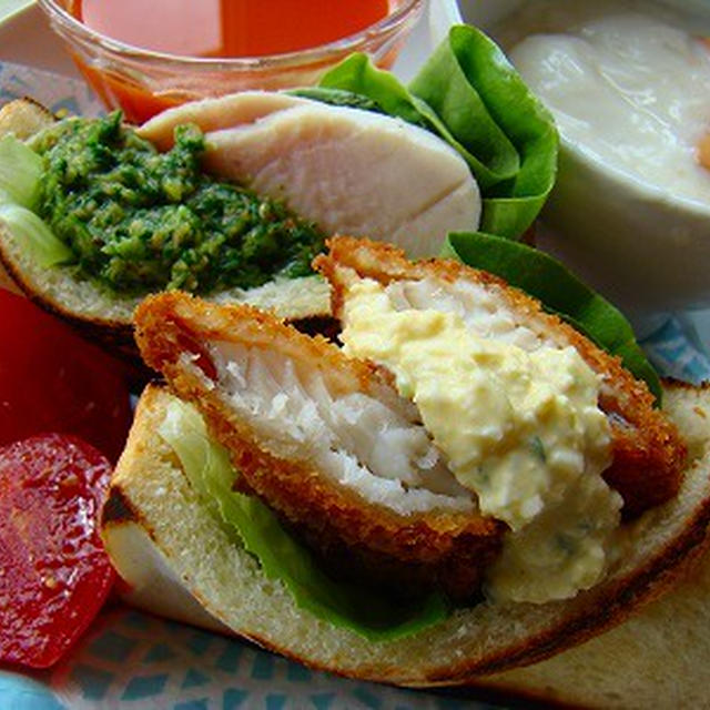 レンジ鶏ハム・小松菜とくるみのジェノベーゼ風サンド　白身魚のフライ・みそ漬けきゅうりのタルタル