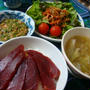 日曜の簡単晩ごはん！マグロのづけ丼、焼肉サラダ、めかぶ納豆と、餃子スープ。