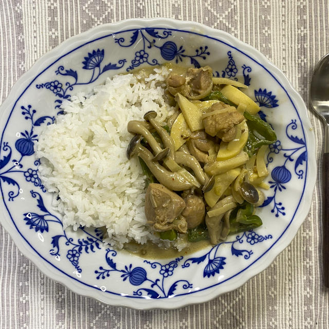 ペーストなしでスパイスで作る鶏肉とたけのこのタイのグリーンカレー風