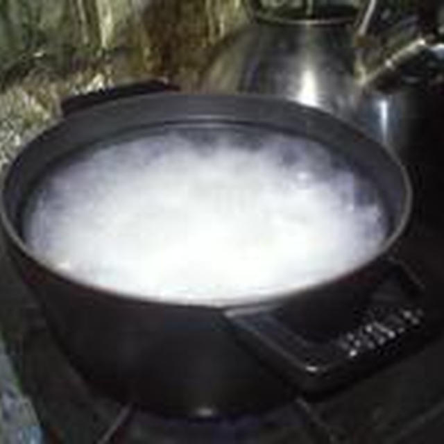 湯立てで白米（５８３）。。。島根県飯南米・神話の里・奥出雲産コシヒカリ白米（あいざわ米店）と茨城県産奥久慈の棚田のコシヒカリ特別栽培米うまかっぺJA茨城みどり白米（あいざわ米店）玄米。。。。新展開を香りに変更