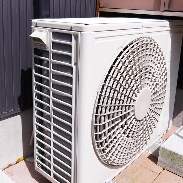 【エアコン節電対策】室外機に遮熱シートを置くだけで電気代を節約！猛暑の夏におすすめ