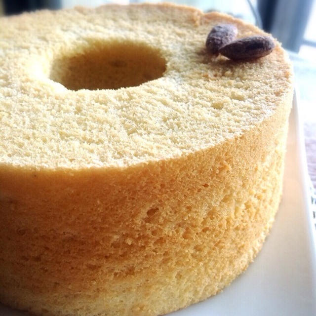 今日のおやつはアーモンドカステラシフォン。