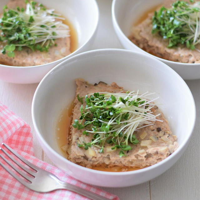 【和風おもてなし】豚ひき肉と椎茸のレンチンバーグ ～スプラウトを乗せて～ ♡５分加熱で超簡単！