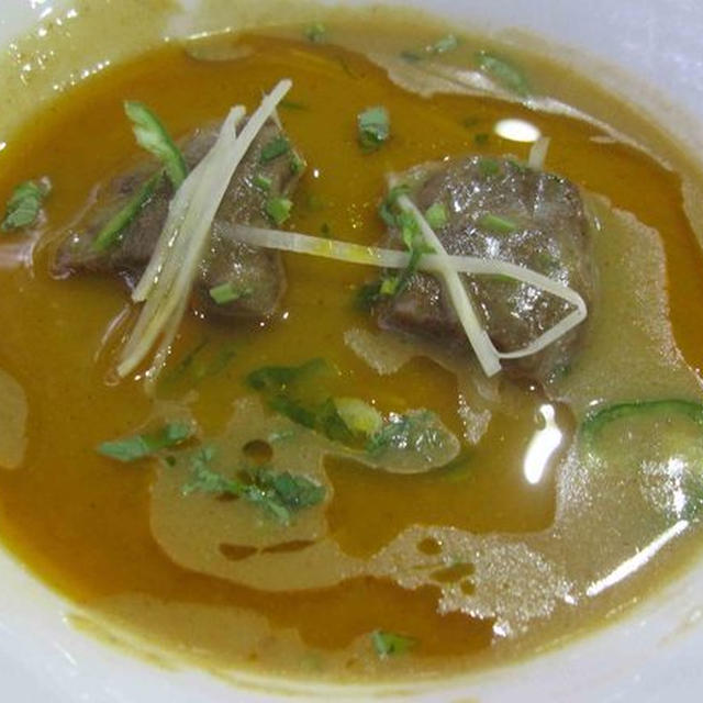 骨つき牛肉煮込みの「ナハリ（ニハリ）」はフワフワのクルチャで食べるのがウマい