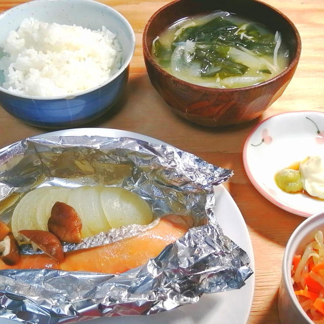 鮭のホイル焼きとめんつゆでもやしと人参の酢の物