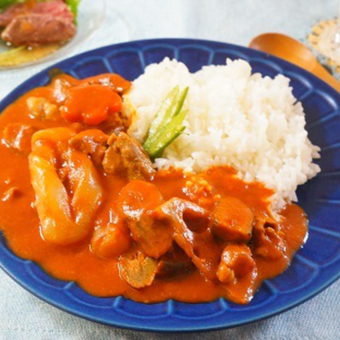 青い丸皿に盛り付けた、筑前煮で作ったカレー