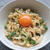 レンジで３分♪めんつゆマヨうどんにネギ天かす黄身のせ