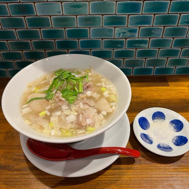 コラーゲン補給におすすめ！豚足ラーメン　神戸三宮　 テッパン飯店 バク　