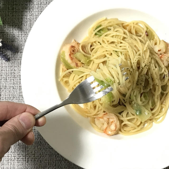 エビの風味たっぷり！エビとレタスのペペロンチーノの作り方