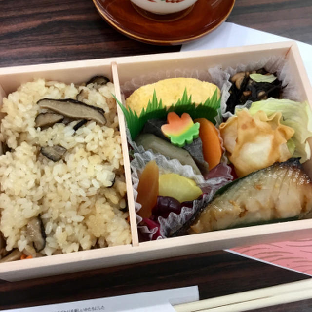 秋のお弁当をいただく、六行亭