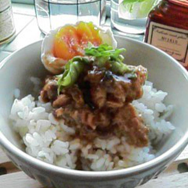 サバ味噌缶で丼