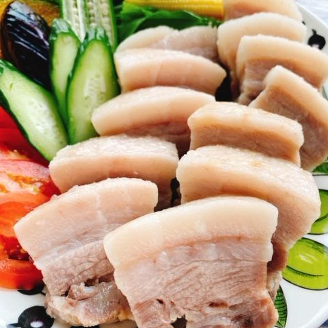 塩豚でしっとり蒸し豚ポッサム風(動画レシピ)/Steamed pork made with salted pork.