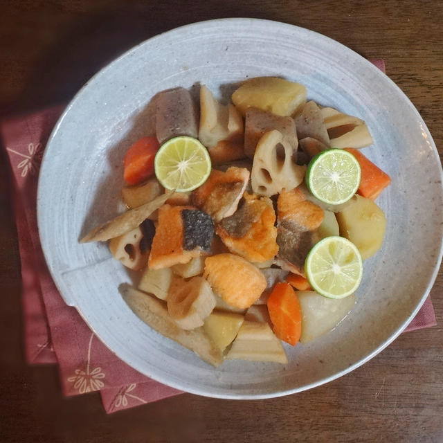 秋 感じる！鮭と根野菜の煮物