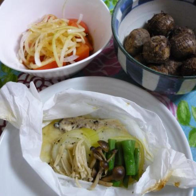 白身魚の紙包み焼きときぬかつぎとトマトのサラダ