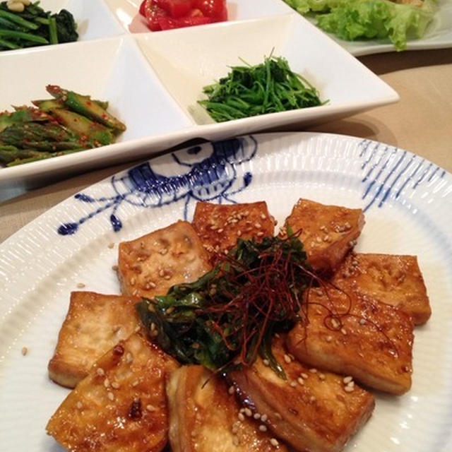 「豆腐のヤンニョム煮」と野菜いっぱいのお惣菜。