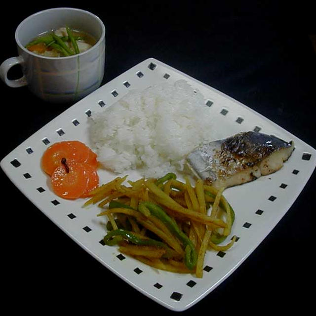 鰆の味噌漬けとじゃが芋とピーマン炒め