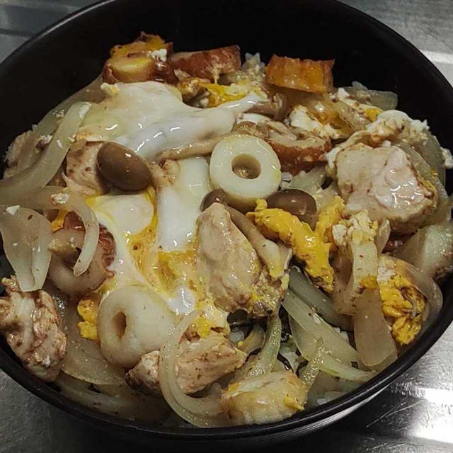 新レシピ「かんたん親子丼～鶏肉、ちくわ、しめじ入り」公開しました。