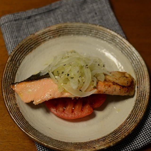 香りソルトで*鮭のバター焼き ハーブオニオン添え