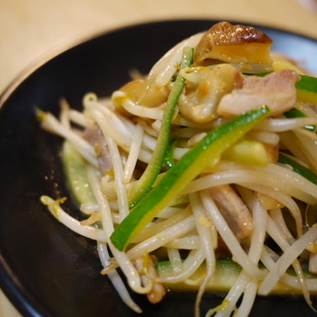 鶏とモヤシとキュウリとシイタケのラー油炒め