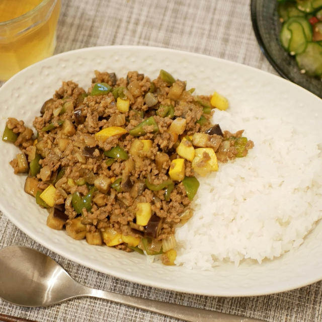 【レシピ】夏野菜キーマカレー｜カレー粉があればスパイス不要｜醤油とみりんで優しい味わい