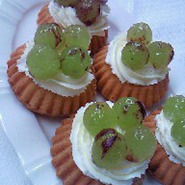 １０月最初のお菓子・・・ぶどうは種無しを探してます。