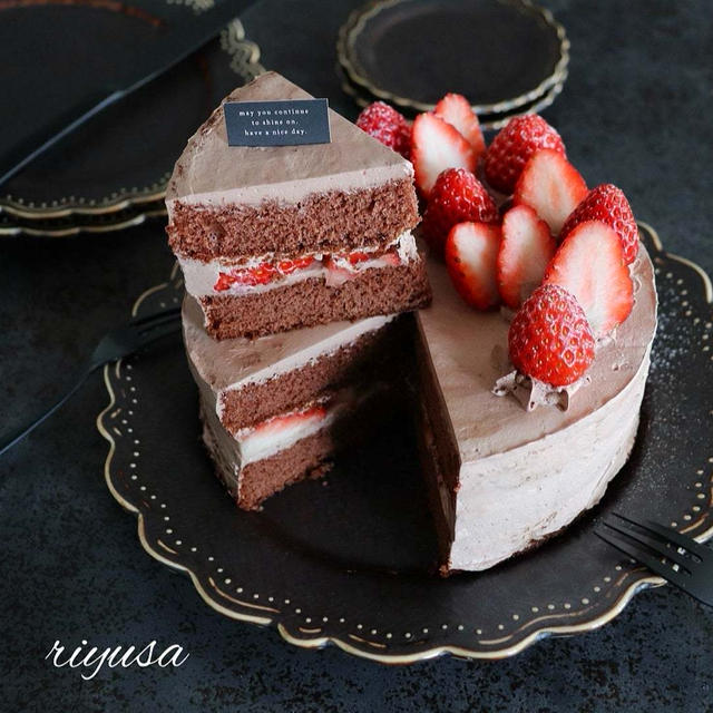 濃厚だけどしつこくない♩苺チョコの贅沢ホールケーキ