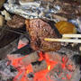 イノシシのスペアリブと、エゾジカの炭火焼きで楽しむ焚き火キャンプ初日