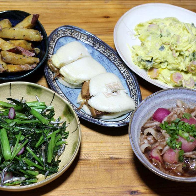 自家栽培コマツナと食べるキビナゴの炒めもの、自家栽培ハツカダイコンと豚肉の煮ものほか。