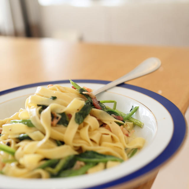 パスタの写真を上手く撮影するには　卵を使います。