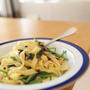 パスタの写真を上手く撮影するには　卵を使います。