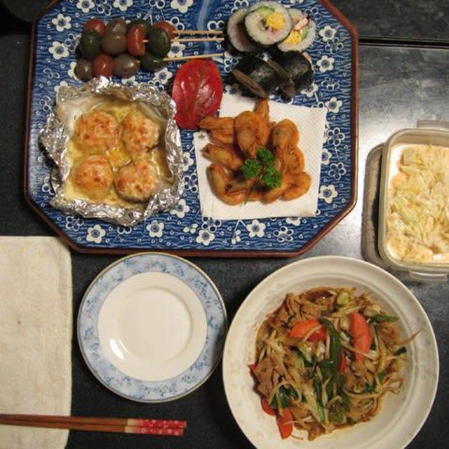 わが家の晩御飯 208（豪華な大皿料理：玉こんにゃく、甘えび唐揚、椎茸チーズ、太巻き）