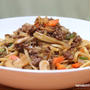 牛ミンチ肉のソースパスタと「ニラもやしオムレツ」