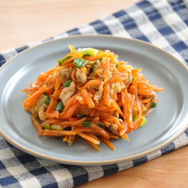 【作り置きレシピ】にんじん嫌いさんも大満足！「にんじんと豚こまのこくウマ炒め」