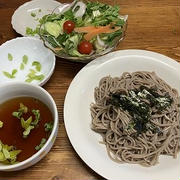 ざる蕎麦とサラダ
