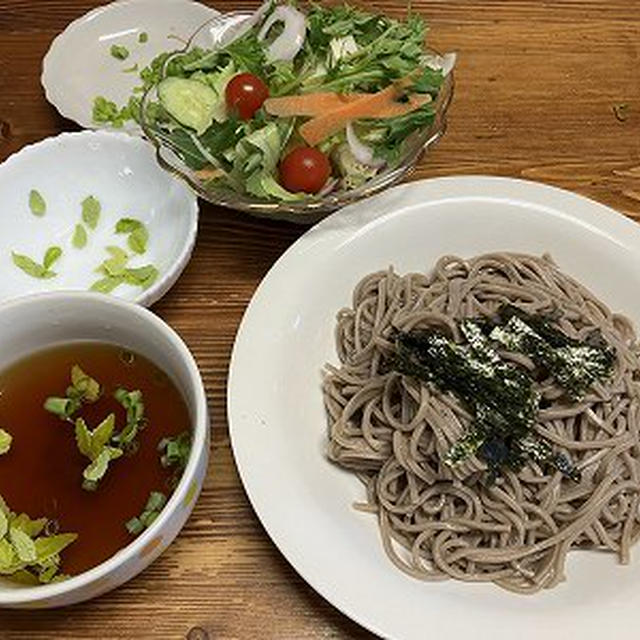 ざる蕎麦とサラダ