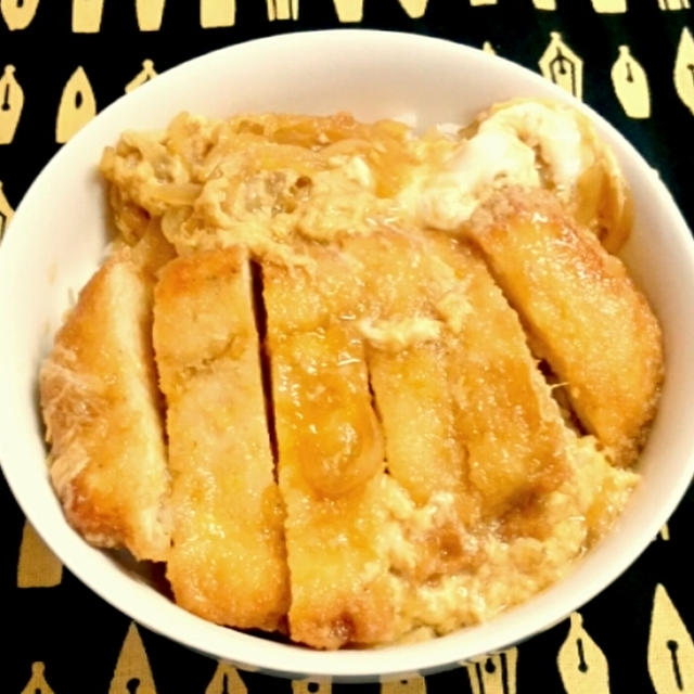 今日はカツ丼な。ちょっとどんぶりのな。