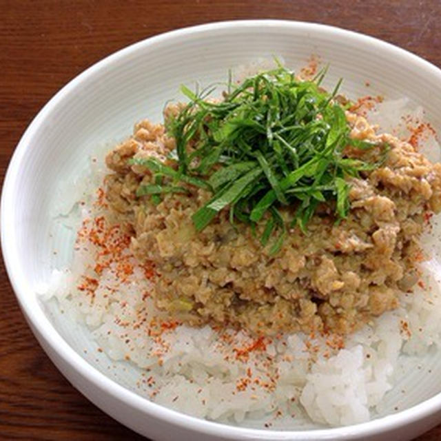 昼は得体の知れん「鶏そぼろ丼」