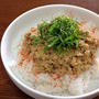 昼は得体の知れん「鶏そぼろ丼」